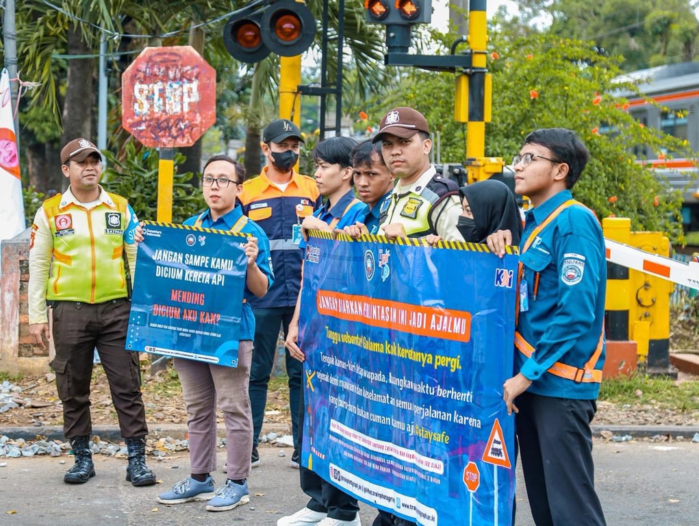 KAI Daop 1 Jakarta bersama Komunitas Rail Fans Train Photograph saat melakukan sosialisasi keselamatan di JPL 23