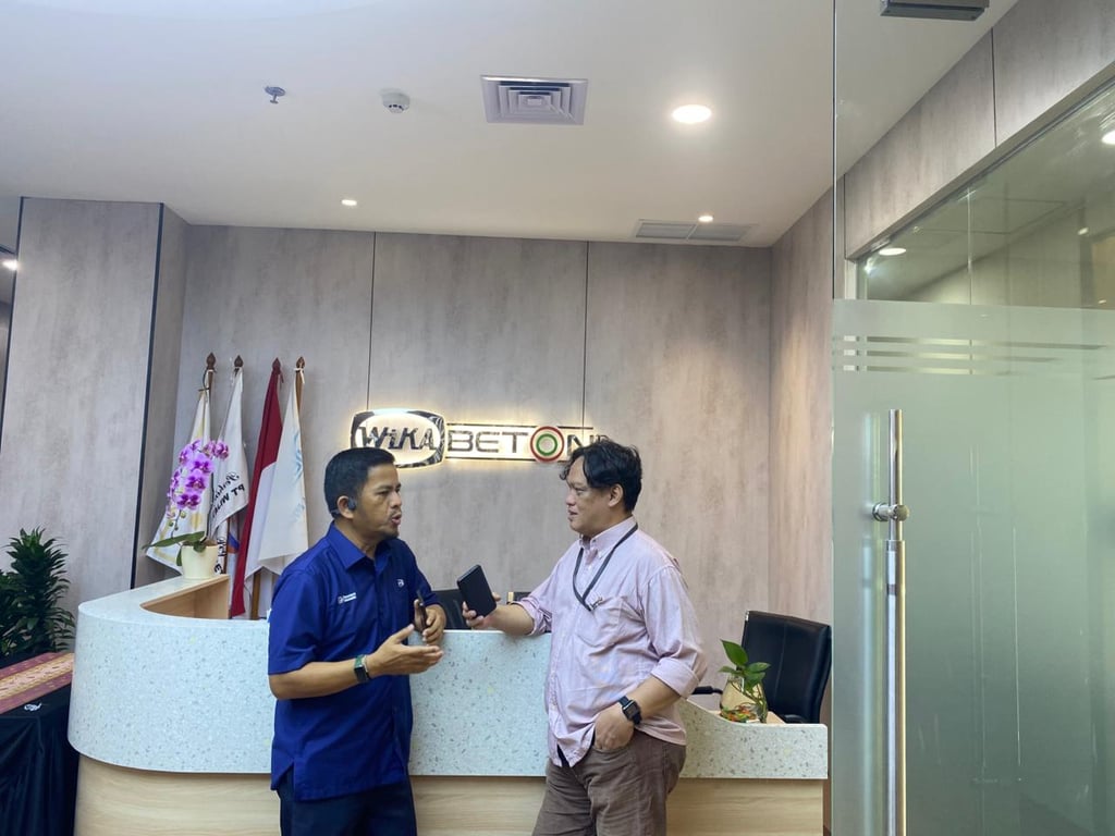 Yushadi, SVP Corporate Secretary saat diwawancara di kantor baru WIKA Beton