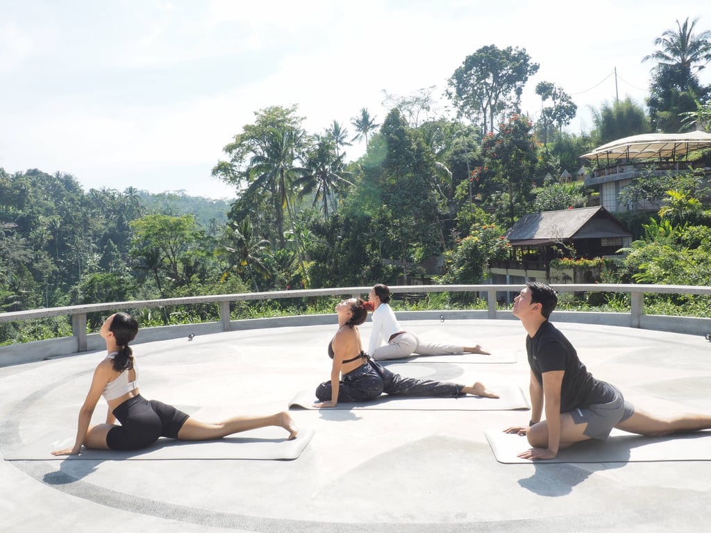 Tamu Sanggraloka Ubud melakukan aktivitas yoga.