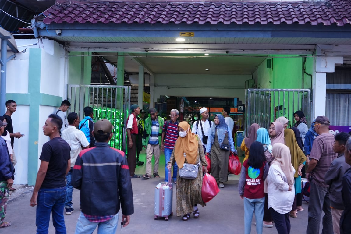 Foto : Penumpang kereta api saat tiba di stasiun Kertapati