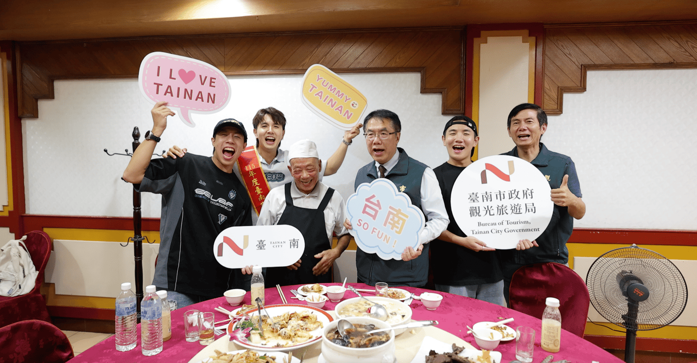 Changyong in a group photo with the Tainan City Mayor, the Tourism Bureau Director-General, and a local Michelin chef.