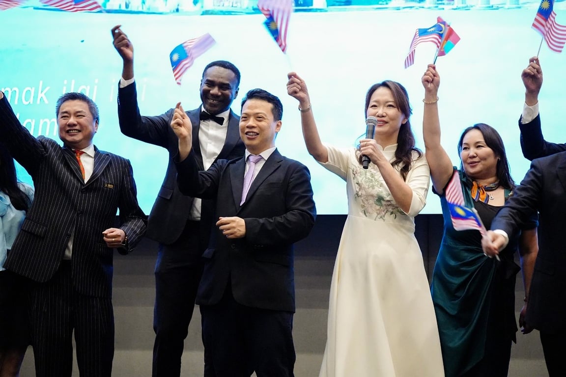 Center left: Gary Lam, Global President of Asia CEO Community, center right: Dato' Vimmy Yap, Malaysia Chapter President of Asia CEO Community