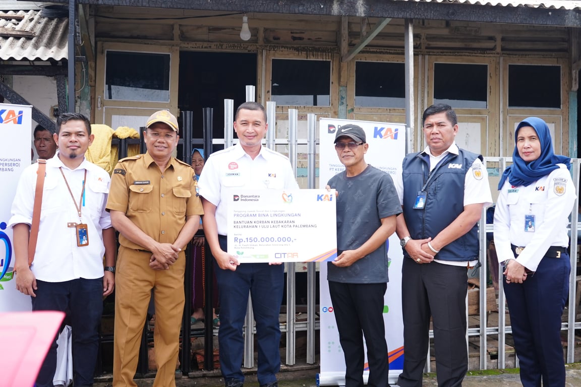 Foto : Penyerahan bantuan CSR KAI untuk korban kebakaran di wilayah 1 Ulu Palembang
