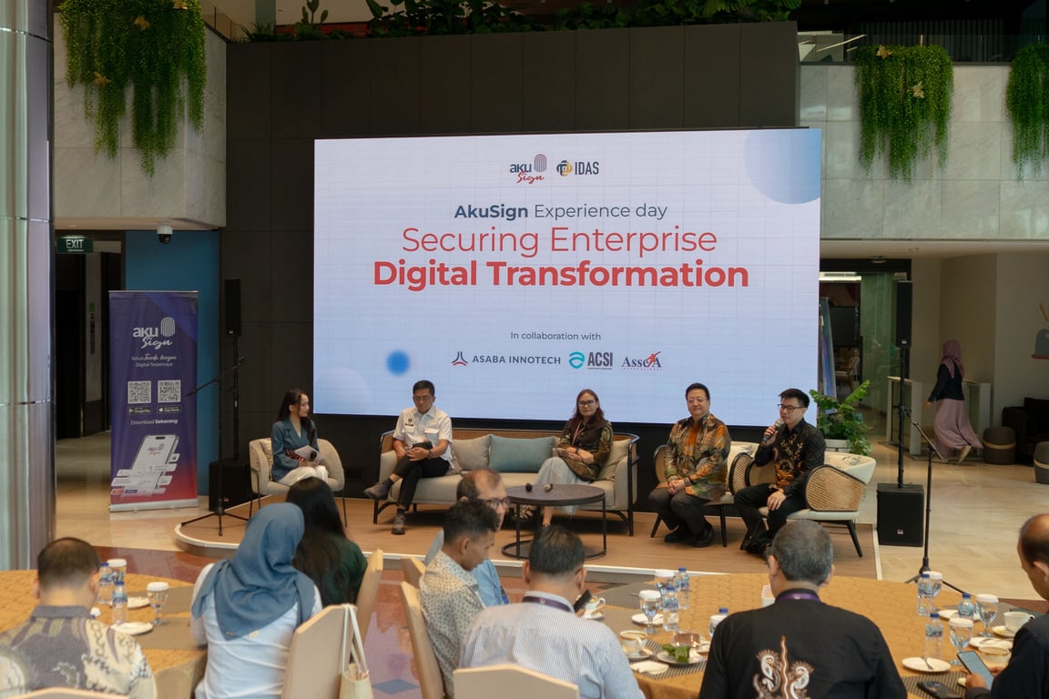 Dr. Sulistyo, S.Si., S.T., M.Si., dari BSSN dan Martha Simbolon, S.T., dari Komdigi saat menjadi pembicara di AkuSign Experience Day, Rabu (20/05)