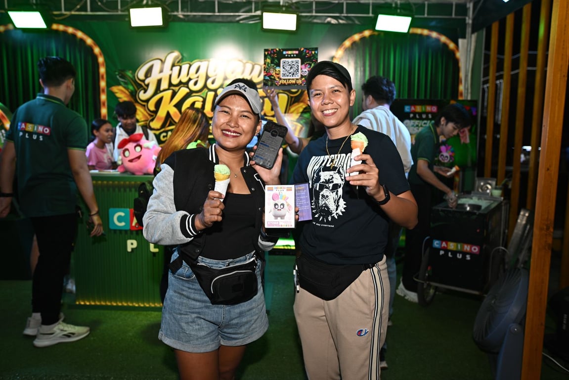 Bacolodnons and other individuals visiting the Casino Plus booth are treated with free ice cream courtesy of the gaming