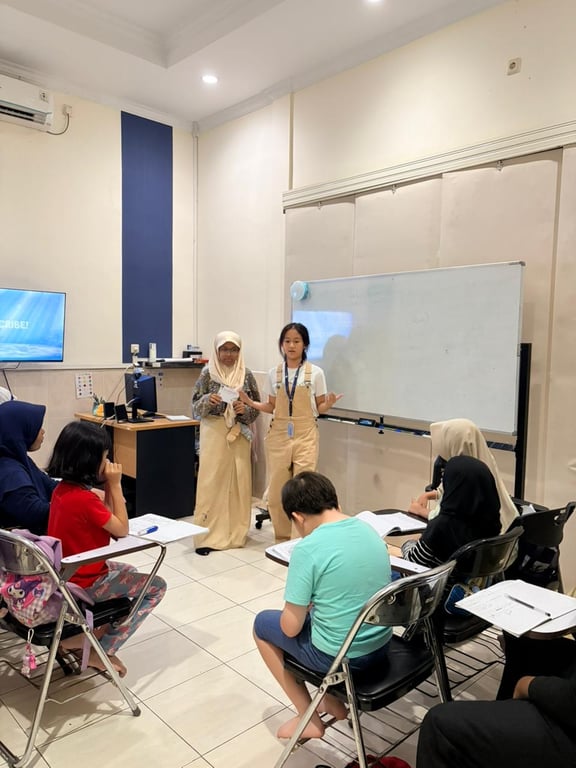 Siswa LeapXperience melakukan presentasi untuk kegiatan Youthmade Festival 2026.