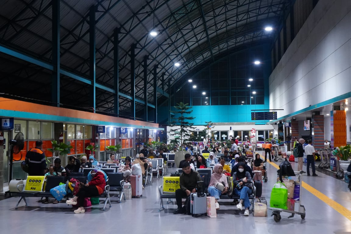 Foto : Suasana penumpang di ruang tunggu stasiun Kertapati