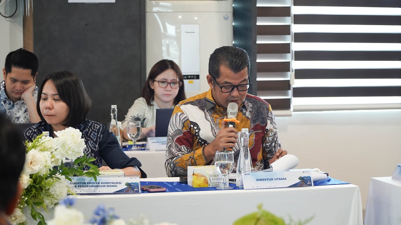Direktur Utama PT Jasamarga Tollroad Maintenance menyampaikan paparan terkait kinerja perusahaan dan arah strategis bisnis dalam Rapat Umum Pemegang Saham Tahunan (RUPST) Tahun Buku 2024.