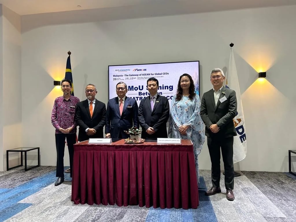 Second from left: Raja Badrulnizam Raja Kamalzaman, Senior Director of MATRADE, Mr Abu Bakar Yusof, CEO of MATRADE, Gary Lam, Founder and Global President of Asia CEO Community, Dato' Vimmy Yap, Malaysia Chapter President of Asia CEO Community, Yap Keng Teck, Committee Member of Asia CEO Community