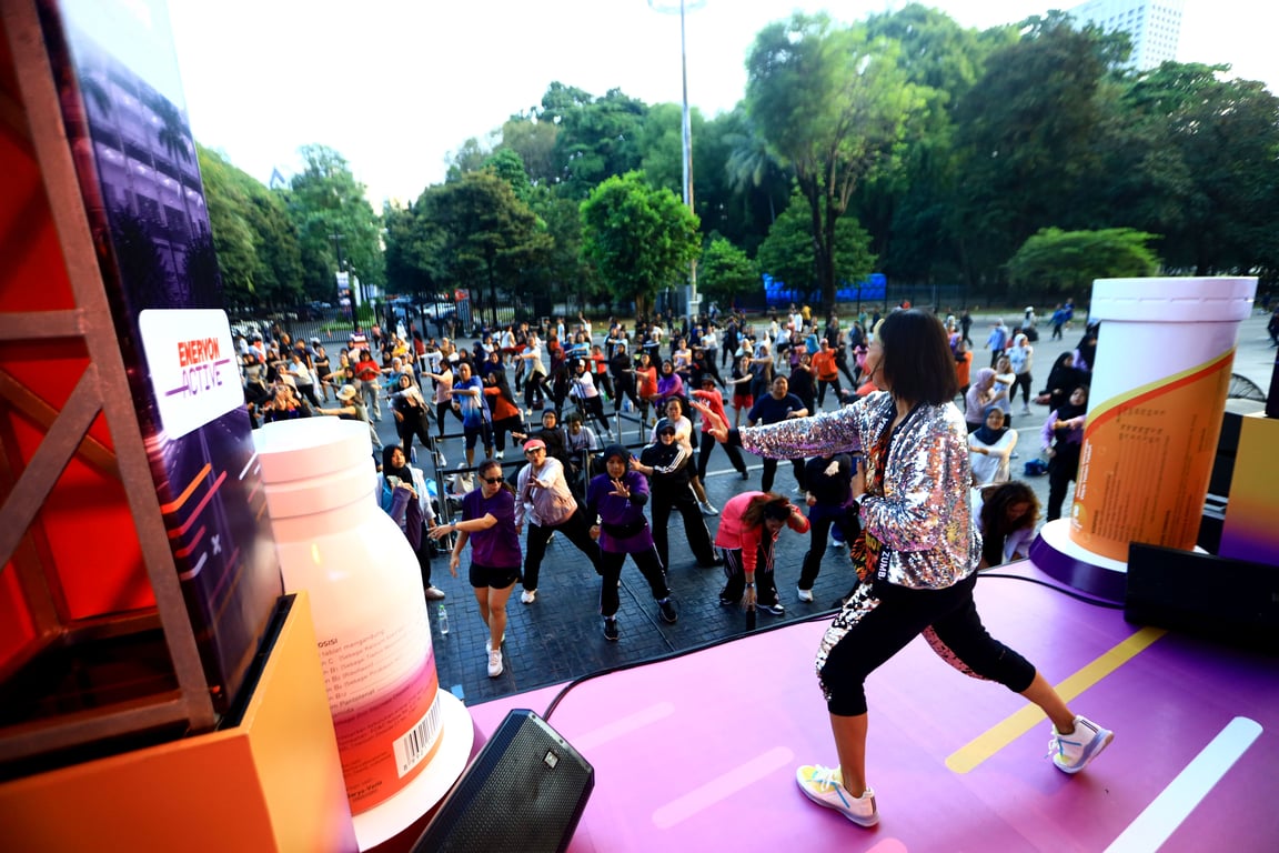 Jika sebelumnya waktu after work identik dengan istirahat, melalui Level Up After Work 2026 kini after work menjadi momen bagi generasi urban untuk tetap aktif, mulai dari berolahraga, bertemu teman, hingga mengekspresikan diri. Selain Cardio Karaoke Party, kegiatan ini juga menghadirkan sesi Zumba, Yoga, Strength Training dan Poundfit yang diikuti oleh ratusan generasi after work. Melalui acara ini, Enervon Active juga mengajak masyarakat urban untuk membagikan kegiatan after work melalui template add yours di Instagram @EnervonActive. Di mana setiap post menjadi simbol dukungan terhadap Generasi After Work di Indonesia.