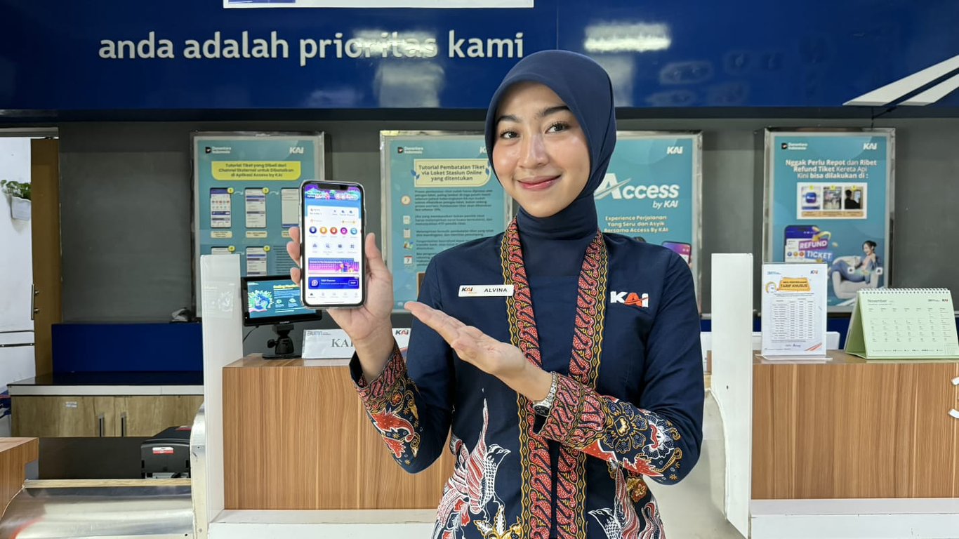 Access by KAI, Petugas Loket Stasiun Madiun