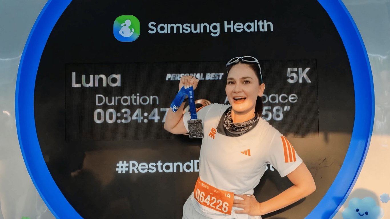 Luna Maya, Team Galaxy, berpose dengan medali di Galaxy Runners Station usai Samsung Galaxy 5K Run