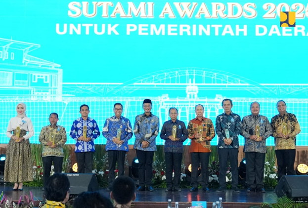 Tengah - Bapak Dody Hanggodo Menteri Pekerjaan Umum