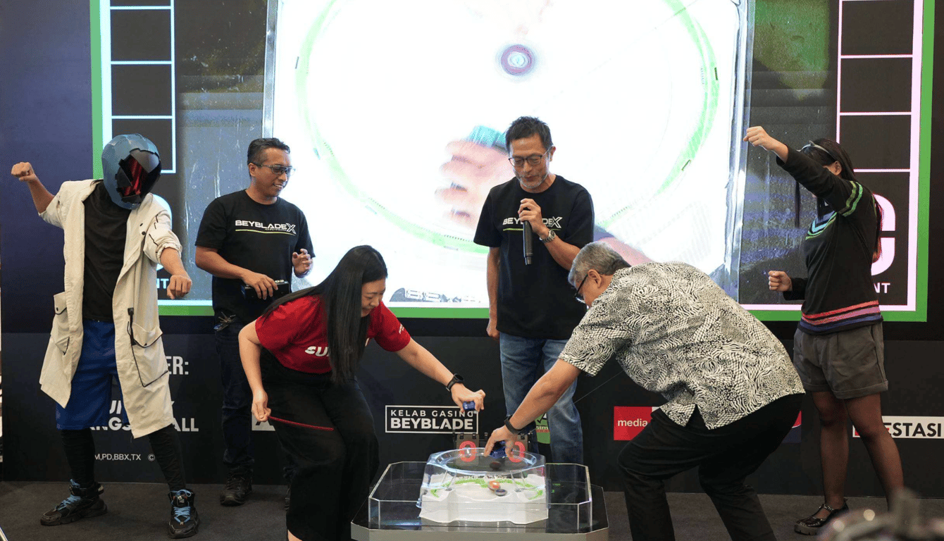 Ms Ai Vee Tan and Mr Azmi Abdullah launched their beyblades on stage