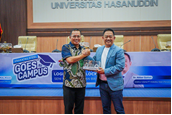 Dekan Fakultas Hukum Unhas, Prof. Dr. Hamzah Halim, S.H., M.H., M.A.P. (kiri) bersama Direktur Utama Krakatau Steel (Persero) Tbk,, Dr. Akbar Djohan (kanan), pada agenda Krakatau Steel Goes to Campus di Universitas Hasanuddin, Makassar (21/5)