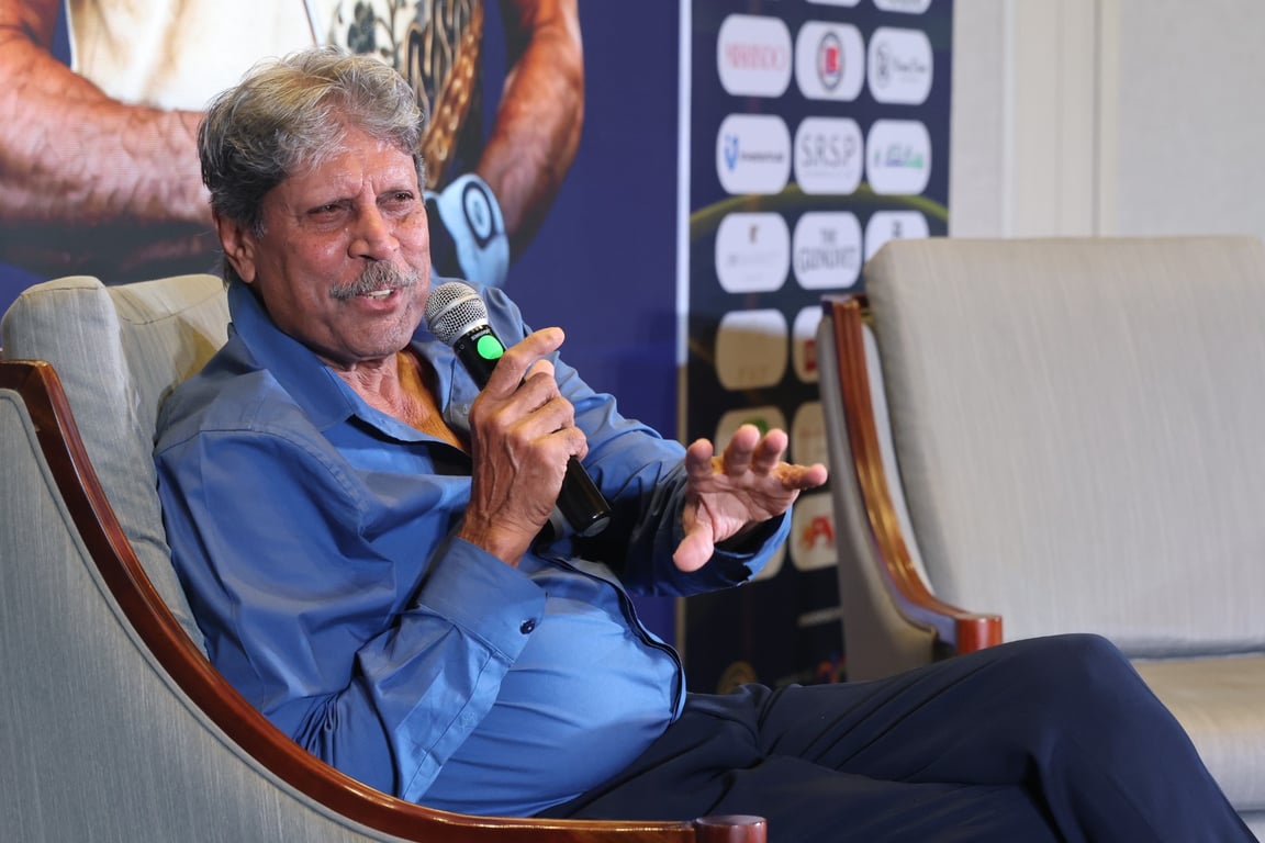 Mantan atlet kriket India, Kapil Dev memberikan sambutan saat sesi fireside chat pada Gala Dinner turnamen golf CEO Masters Indonesia 2026 di Pondok Indah Golf Course, Jakarta, Sabtu (10/10/2026).