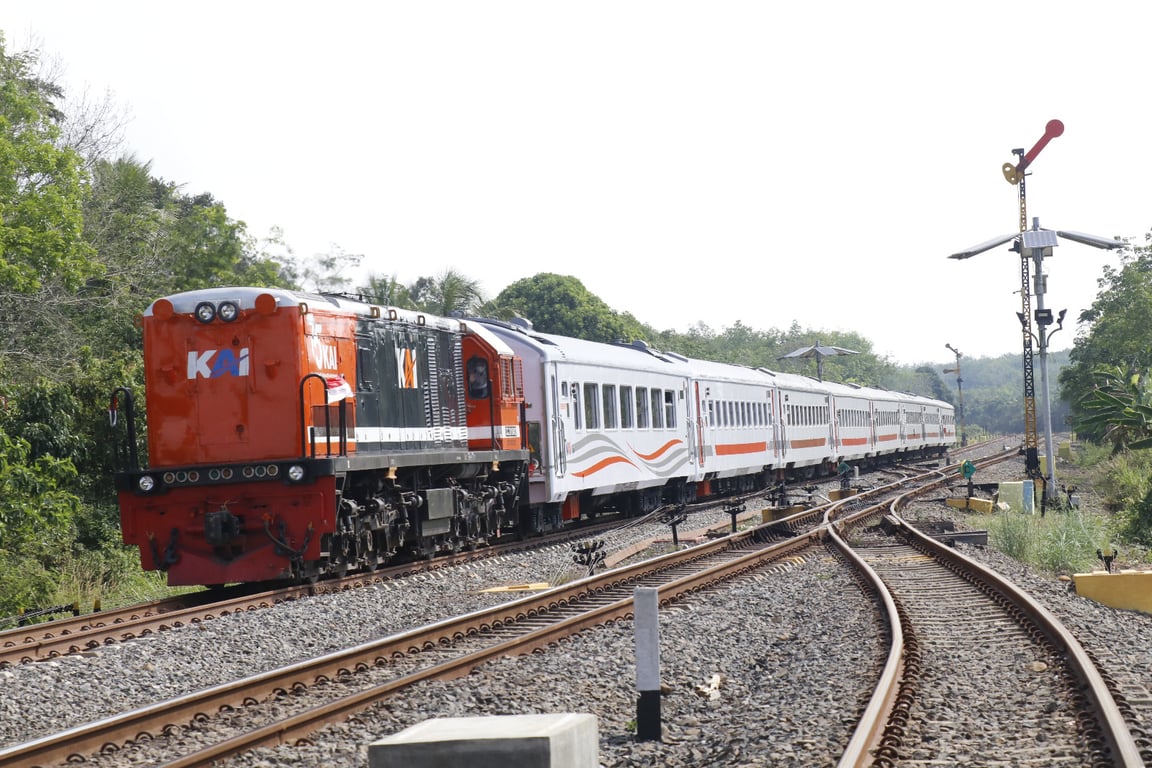 Foto : KA penumpang yang sedang melintas di wilayah operasional Divre III Palembang