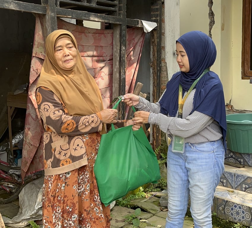 Pembagian bantuan sembako kepada warga sekitar yang terdampak bencana pergeseran tanah.