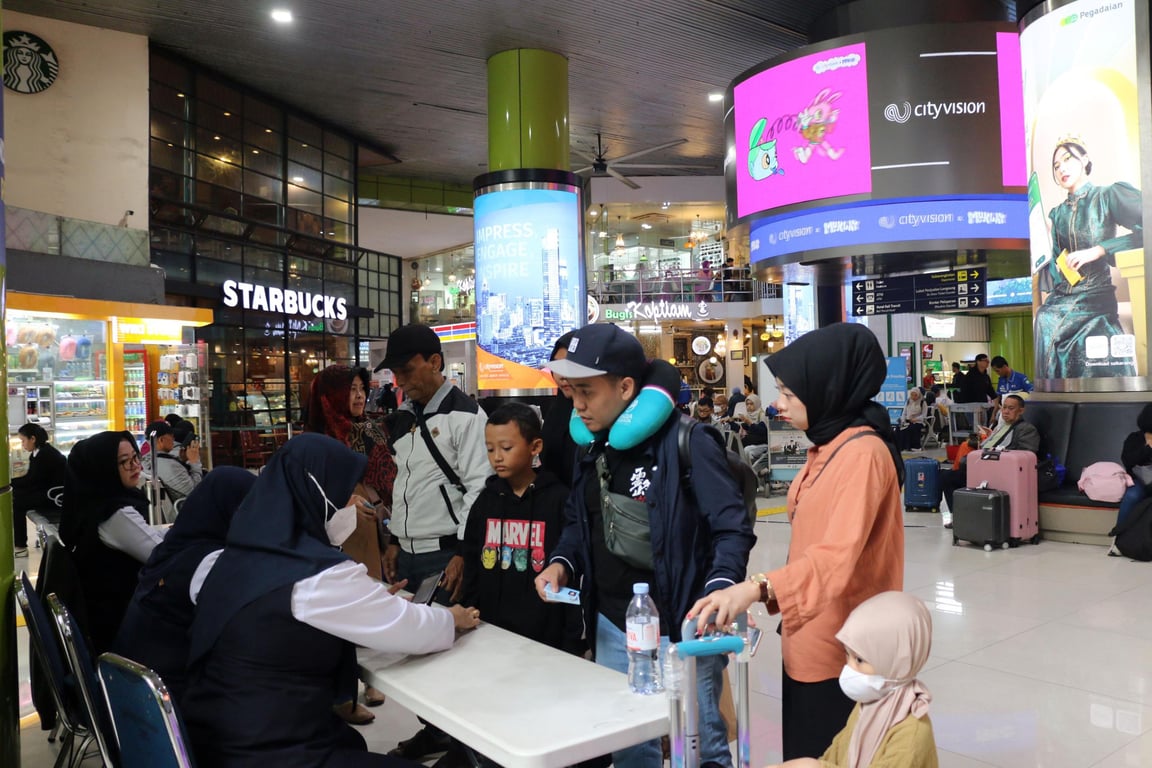 Para pelanggan KAI sedang melakukan registrasi face recognition di hall tengah Stasiun Gambir