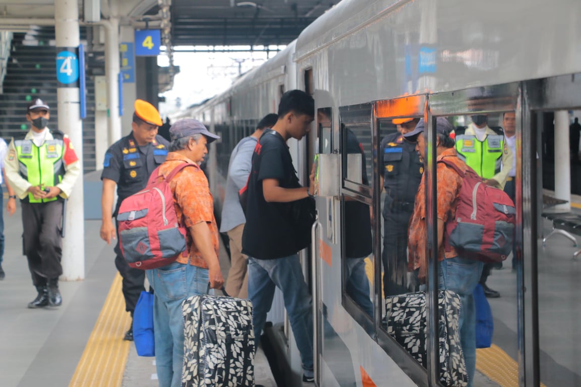 Pelanggan saat menaiki kereta