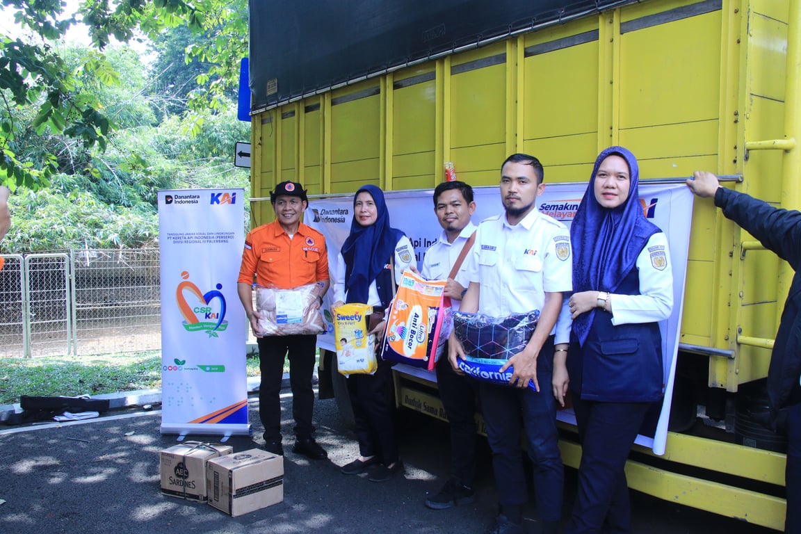 Foto : Tim TJSL KAI Divre III Palembang menyerahkan bantuan kemanusian untuk korban Bencana Alam di Aceh, Sumatera Utara dan Sumatera Barat 