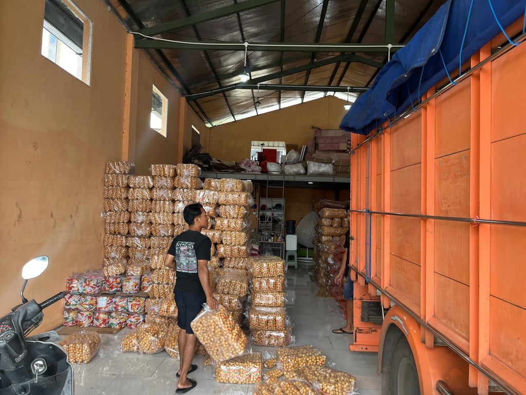 Proses bongkar muat di Gudang 2