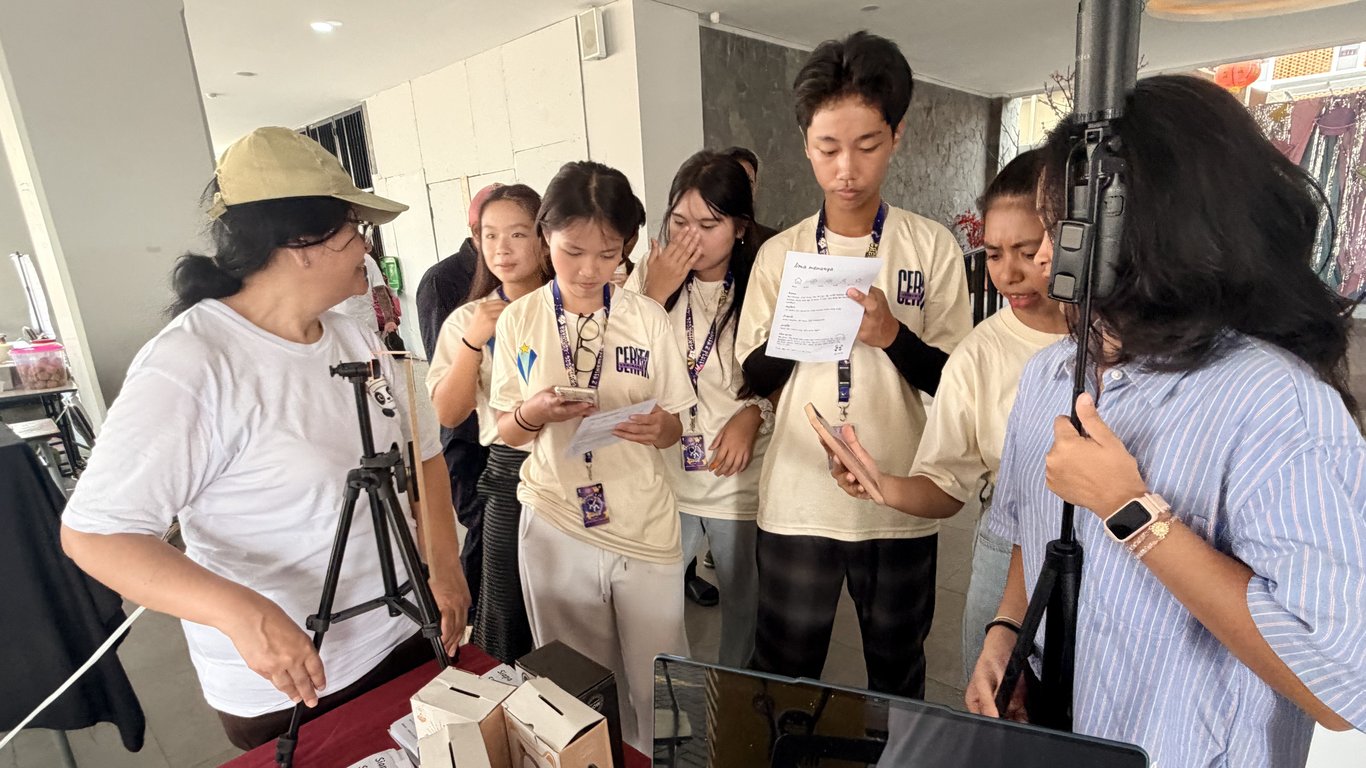 Pelajar membaca pertanyaan di meja booth Sanct Social, Ruangan Nova 6, Tar2Cup 2026.