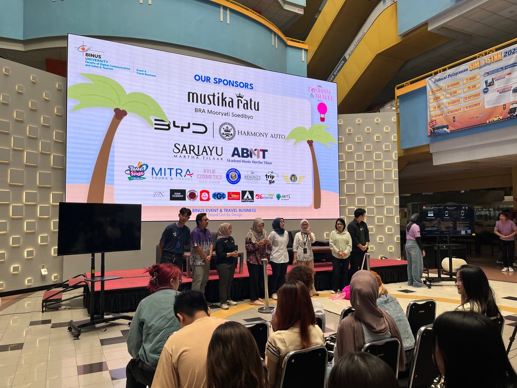 Foto bersama saat prosesi pembukaan acara di BINUS @Kemanggisan