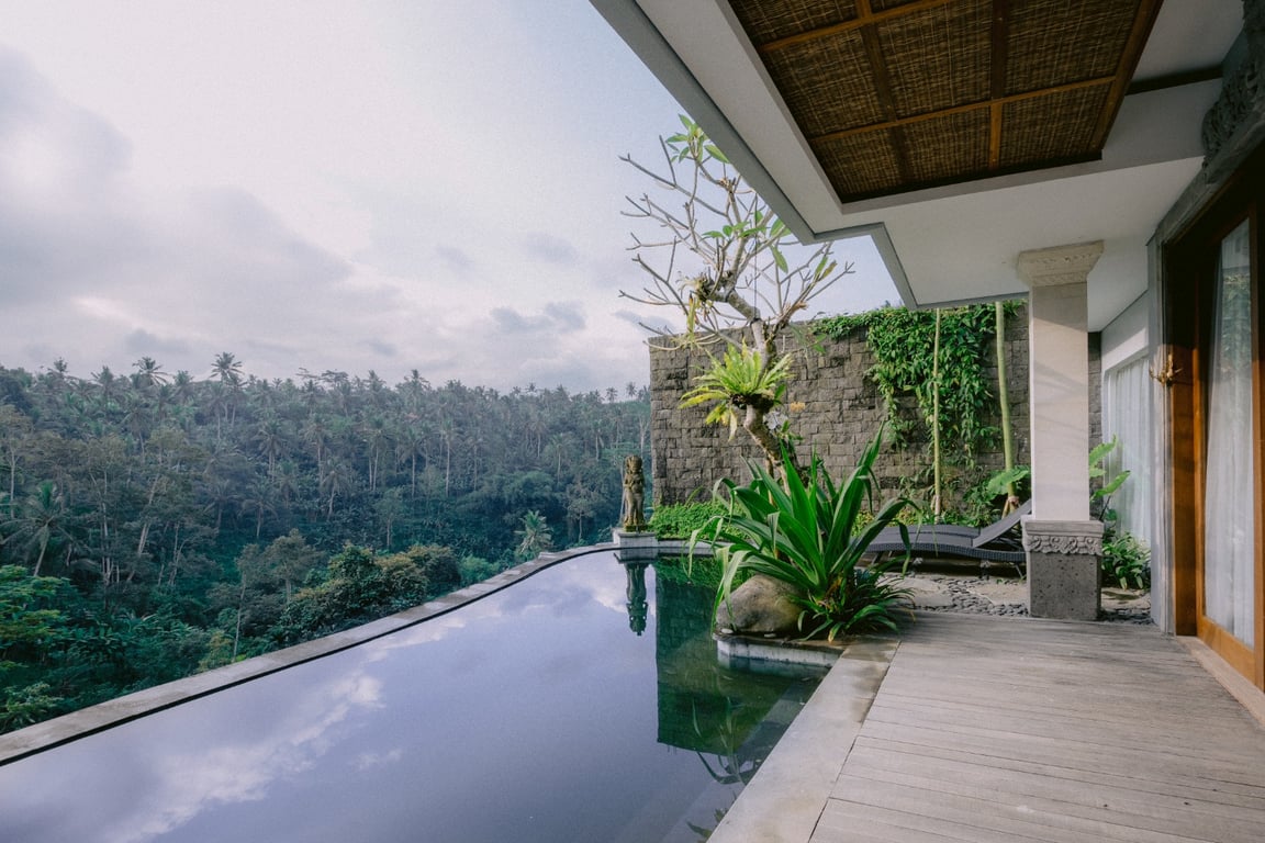 Salah satu kamar di Sanggraloka Ubud yang memiliki private pool yang menghadap pemandangan indah
