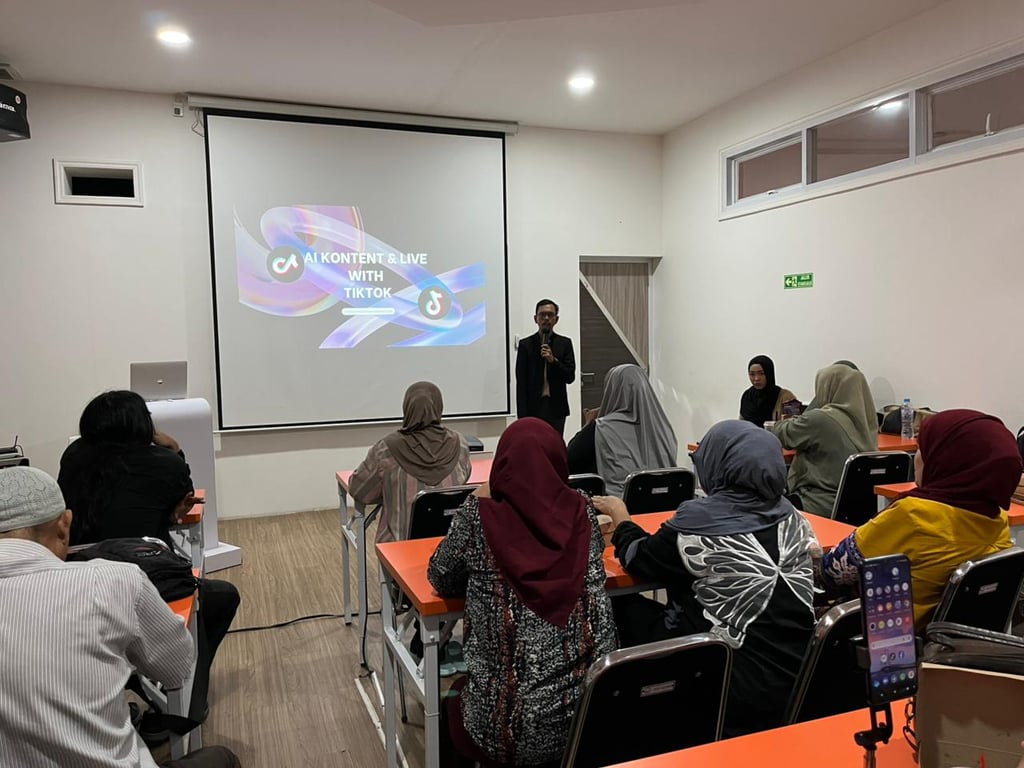 Pemaparan materi pembuatan konten dengan AI dan Live TikTok oleh founder UrbanDigital