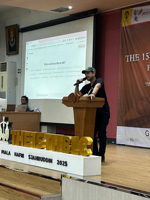 Bintang Hidayanto demonstrates GANI.AI to the students and shows how their platform can be used in the legal industry.