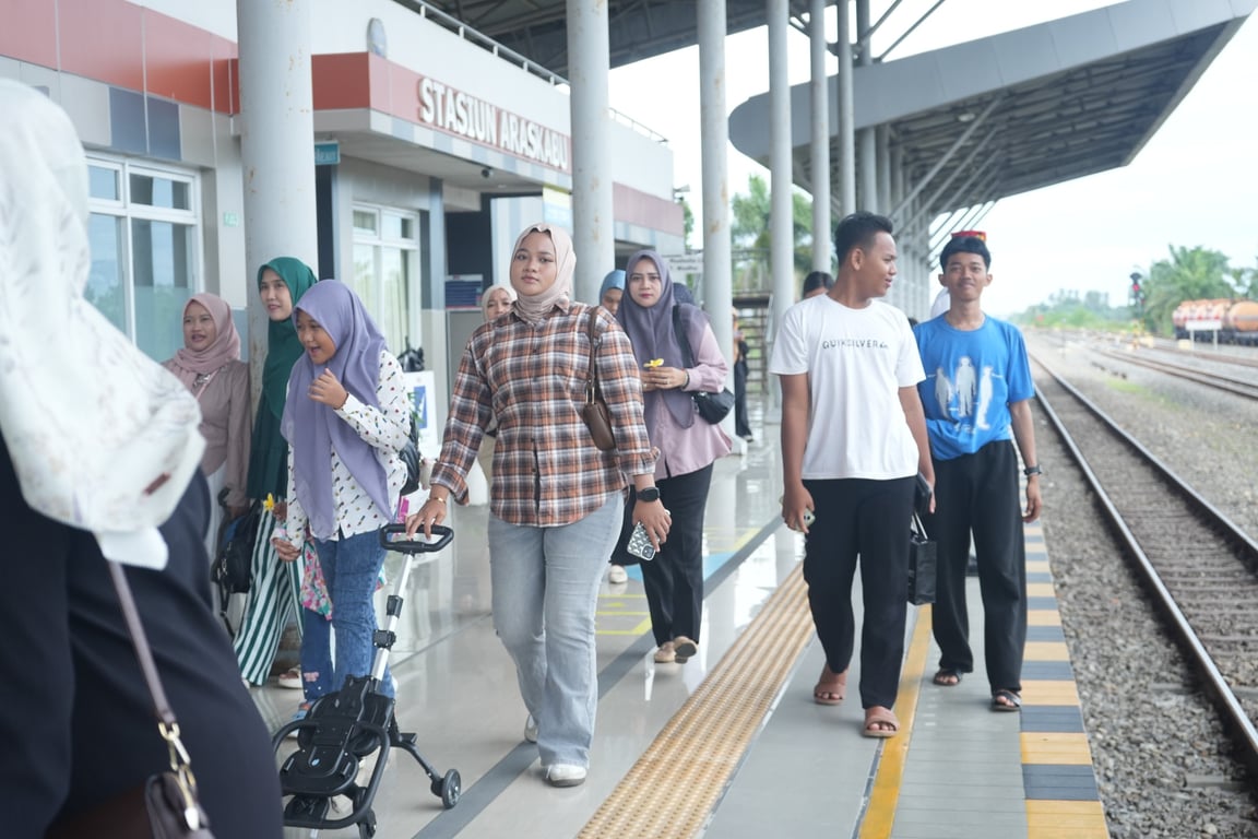 Penumpang baru turun di Stasiun Araskabu