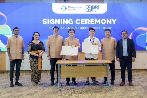 Direktur Consumer Banking BRI Aris Hartanto (Paling kanan), President Director, Bali International Hospital Yeo Sheng Ming Noel (ketiga dari kanan), berpose bersama dengan komisaris dan direksi BRI Life