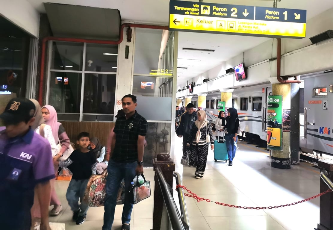 Penumpang kereta api sesaat tiba di Stasiun Medan