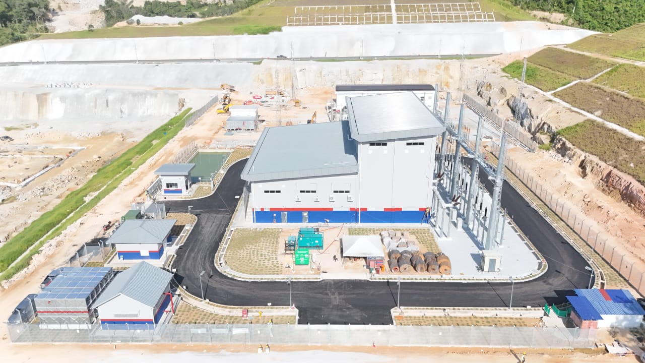 Para staff PT PLN Nusantara Power Construction berhasil menuntaskan seluruh proyek East Coast Rail Link (ECRL) di Malaysia. (dok.PLN NPC)