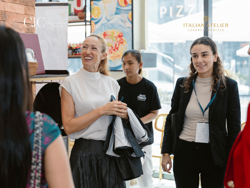 Italian Atelier và CjC Marketing Agency đặc biệt vinh dự trước sự hiện diện của Tổng lãnh sự Ý- bà Tognonato.