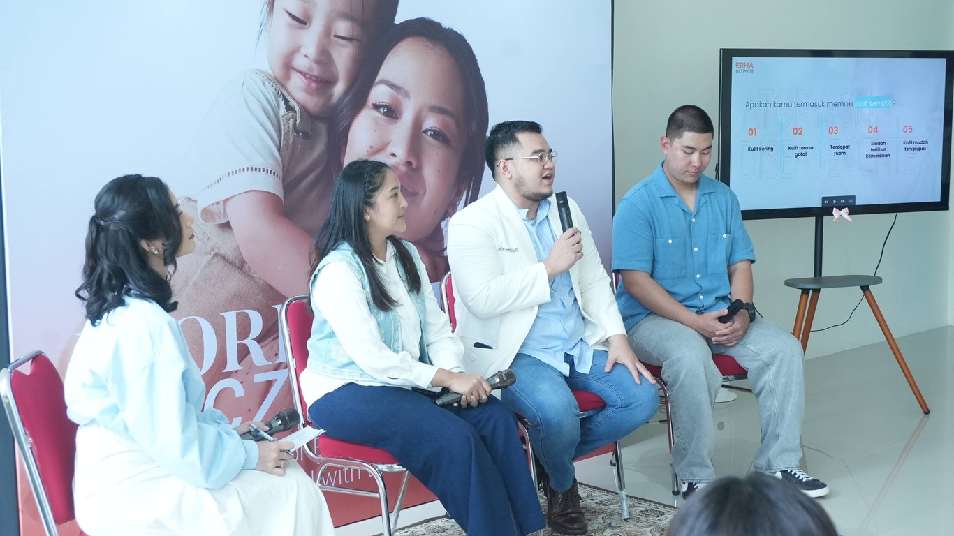 Sesi SkinTalk bersama dr. Tomi Nugraha, Sp.DVE sebagai Dermatologist Erha Ultimate dan Tanya Larasati sebagai Eczema Warrior
