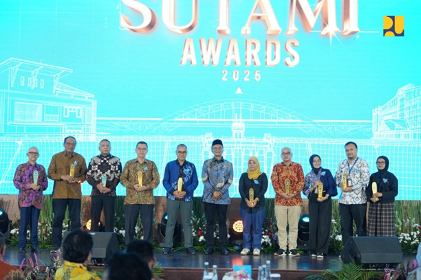 Tengah - Bapak Dody Hanggodo Menteri Pekerjaan Umum