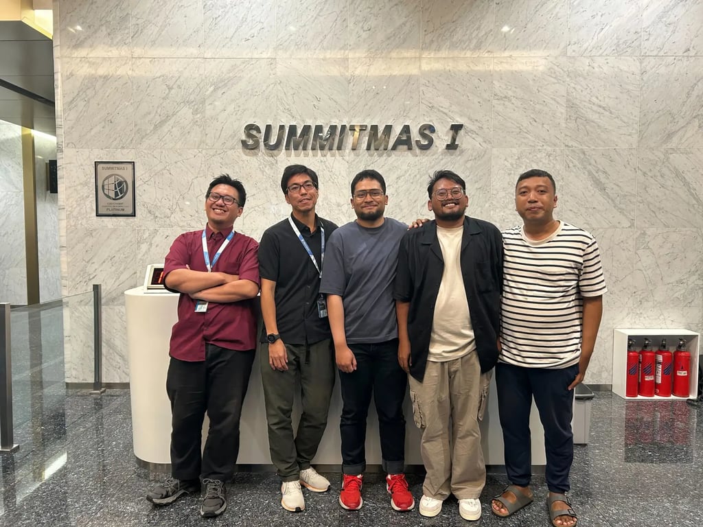 Shintaro Matsudo (kedua dari kiri) bersama tim Software Engineer RevComm Indonesia