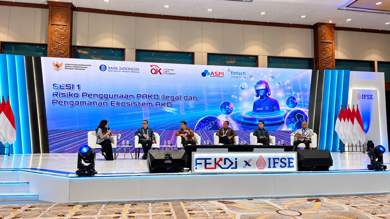 Sesi panel diskusi “Risiko Penggunaan PAKD Ilegal dan Pengamanan Ekosistem AKD” di FEKDI x IFSE 2026, Jakarta pada 24 September 2026. Foto: FLOQ.