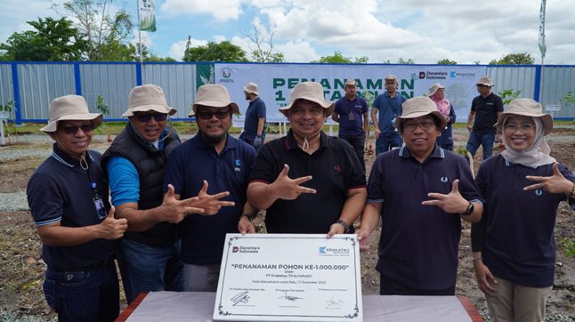 Jajaran Direksi PT KTI dan Direktur Utama KSI Group melakukan simbolis penanaman dan penandatanganan plakat pada Acara Puncak Penanaman 1 Juta Pohon di PT KTI