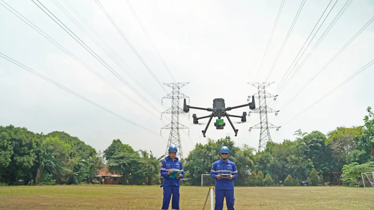 Inspeksi jaringan transmisi memakai drone untuk menemukan titik panas dari udara. (Halo Robotics)