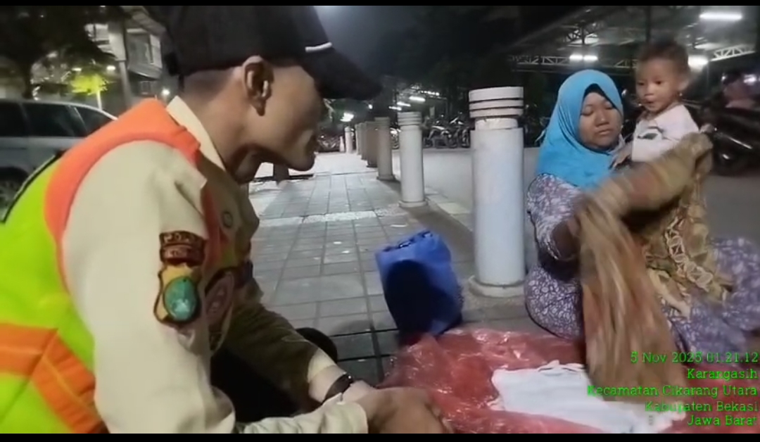 Petugas Menyapa Penumpang Ibu dan Balita yang Sedang Berada di Hall Parkir, Agar Berpindah ke Hall Atas Stasiun Cikarang