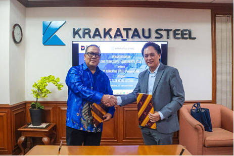Direktur Komersial, Pengembangan Usaha, dan Portofolio Krakatau Steel, Hernowo, dan President Director PT Tata Metal Lestari, Stephanus Bagus Pambudi Koeswandi sepakati LTSA pemenuhan produk baja Cold Rolled Coil (CRC) 10kt per bulan selama satu tahun