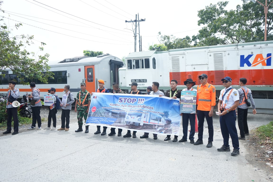 KAI Sumut, KAI Bandara, dan Komunitas Divre 1 Railfans menggelar sosialisasi keselamatan di perlintasan sebidang di Jalan Megawati, Kota Binjai, Minggu (9/11).