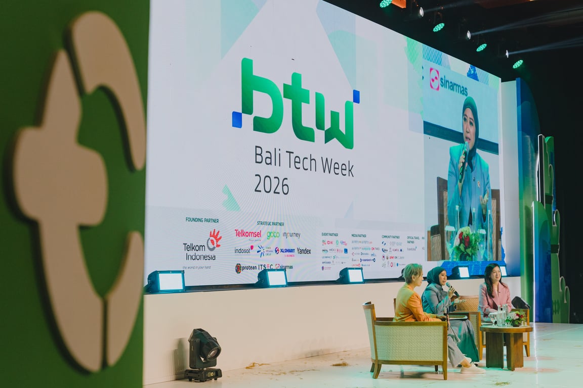 Menteri Komunikasi dan Digital Meutya Hafid serta Menteri Pengembangan Digital dan Informasi Singapura Josephine Teo&nbsp;di acara Tokocrypto Digital Summit bagian dari perhelatan Bali Tech Week 2026 di Bali pada 19 Oktober 2026. Sumber: Tokocrypto.