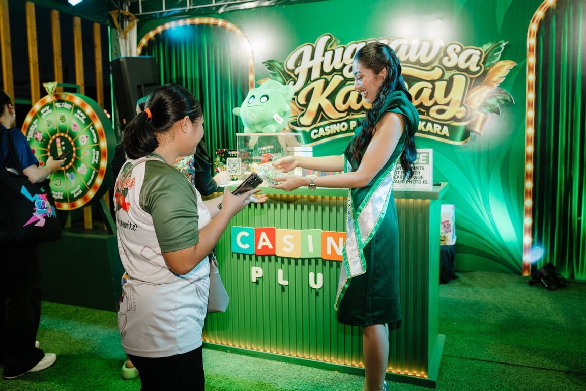 As part of her duties as the first-ever Miss Casino Plus, Bacolod’s Daniella Louisse Merelos also made the rounds to the gaming platform’s booths in the city.