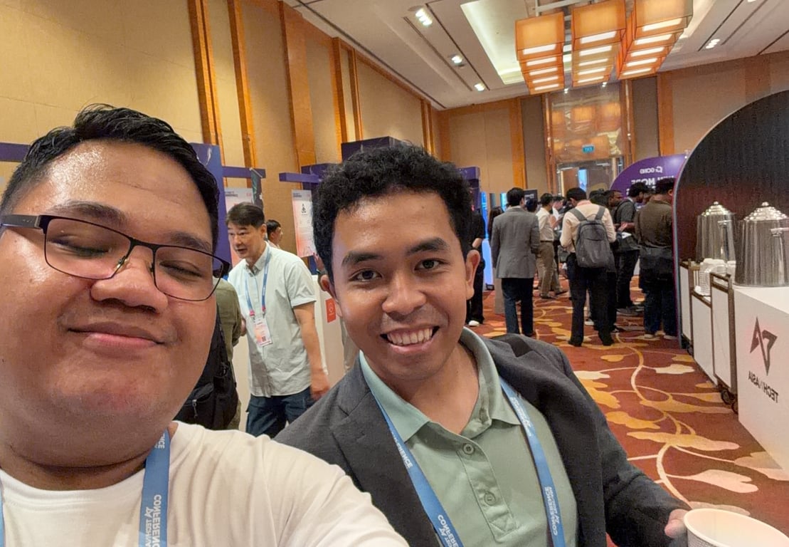 Sion Abednego bersama pengunjung; area Showcase Zone di belakang booth SF09.