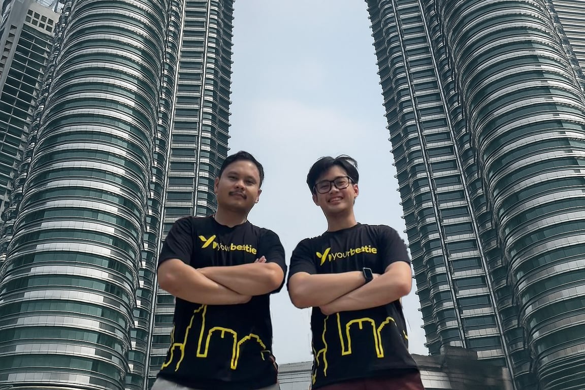 Co-Founder YourBestie, Ihsanul Afwan (Kiri) bersama dengan Hanvey Xavero (kanan),