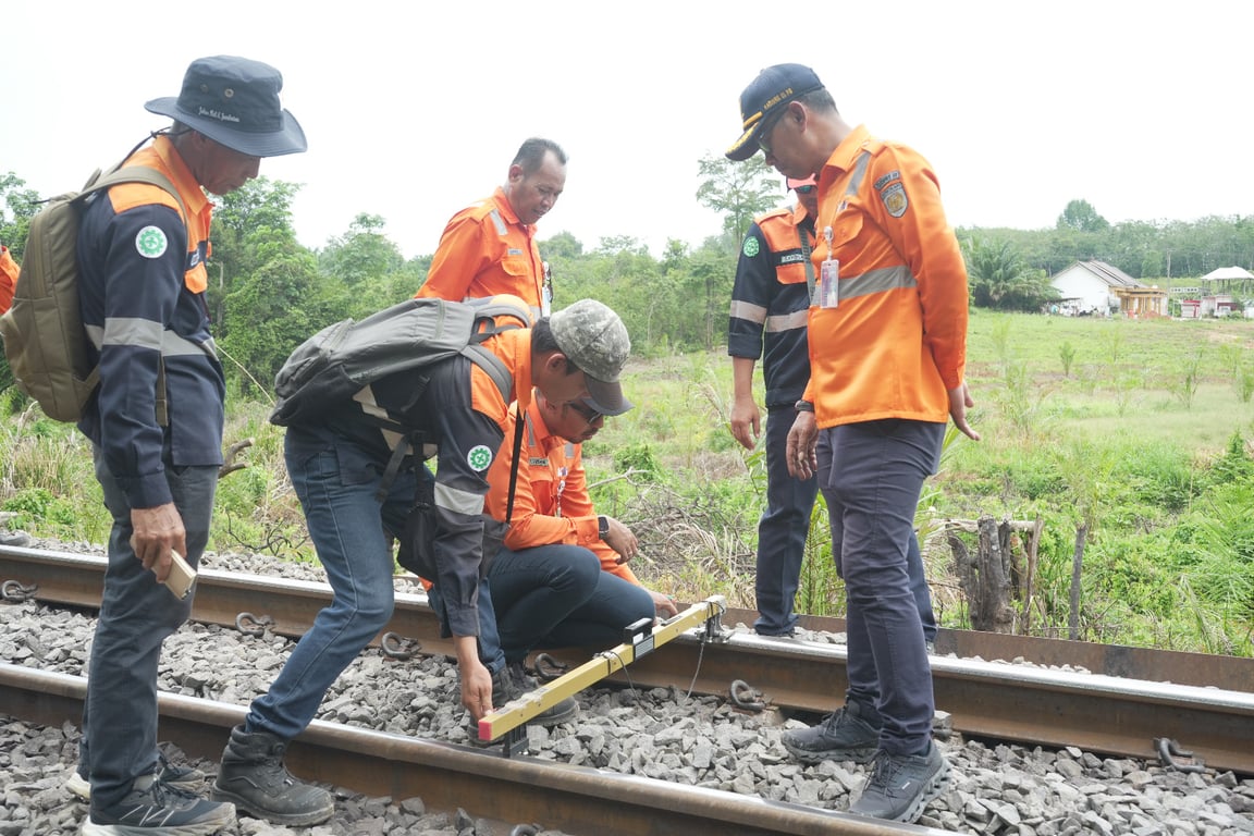 Foto : Jajaran manajemen Divre III Palembang saat melakukan pengecekan lintas menjelang Angkutan Nataru 2025/2026
